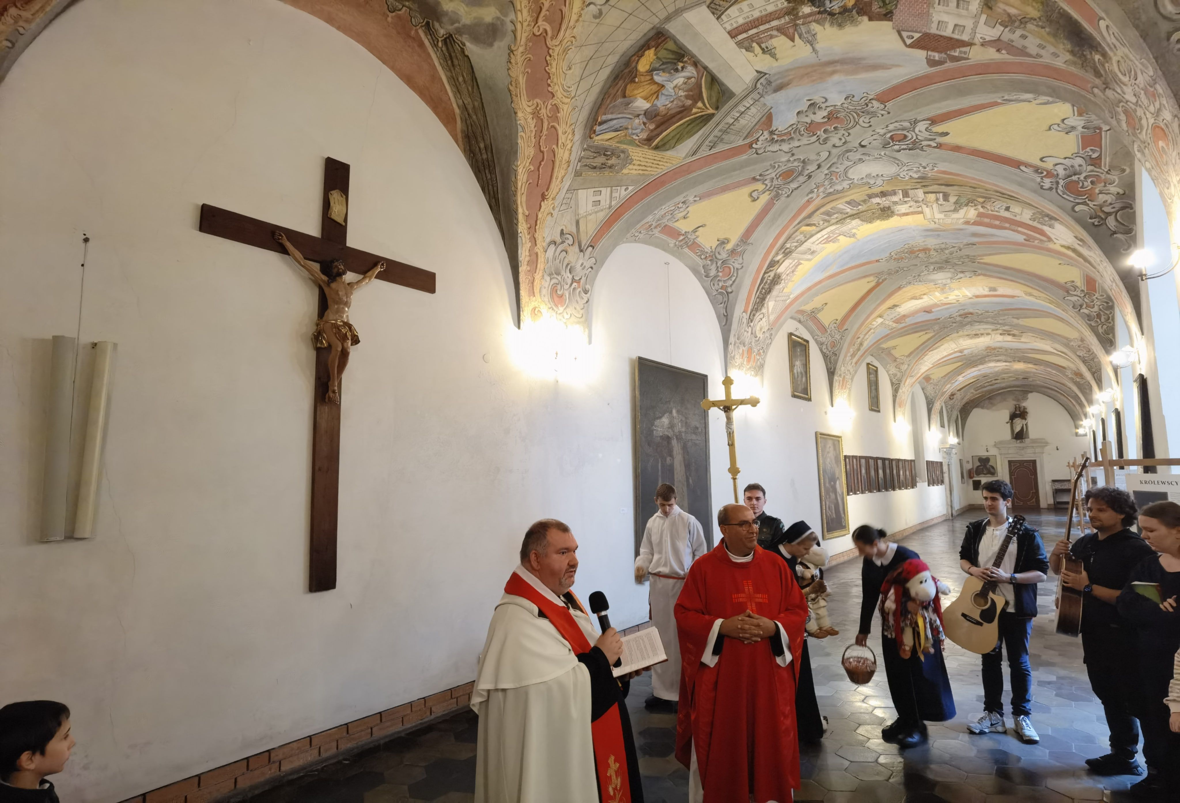 Poświęcenie odnowionego krzyża na krużgankach klasztoru