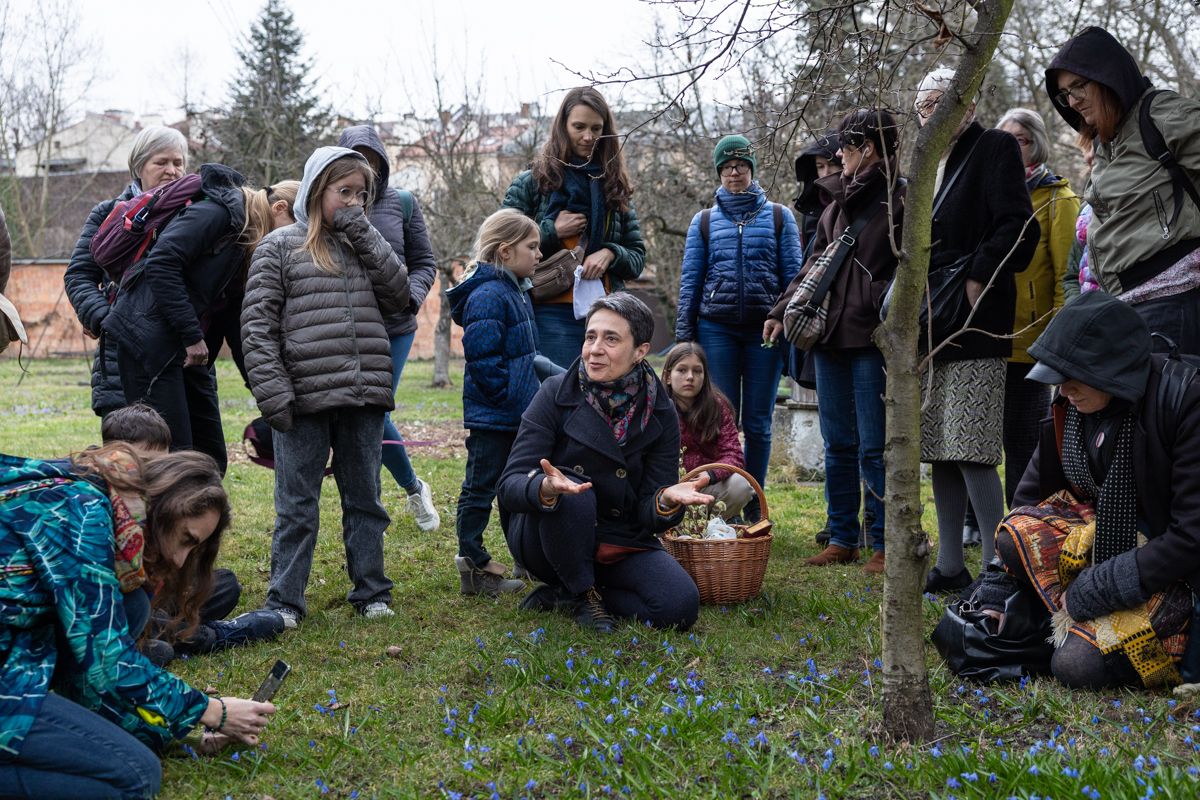 "Życia marcowe znaki" - spacer etnobotaniczny po karmelitańskim ogrodzie